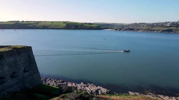 Zonnige Dag Antenne Buurt Van Charles Fort Kinsale Vissersboot Keert — Stockvideo