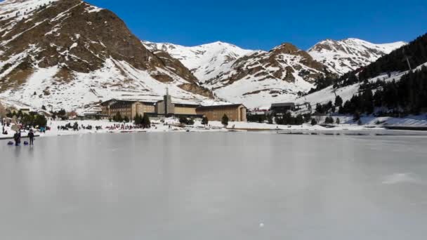 Aérienne Voler Dessus Lac Montagne Gelé Dans Les Pyrénées — Video