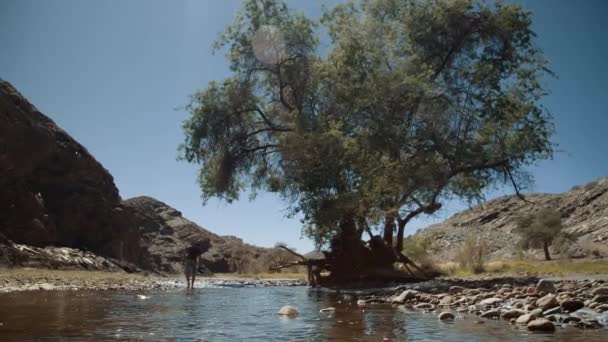 Scatto Mano Rallentatore Fotografo Turista Che Cammina Attraverso Letto Fiume — Video Stock