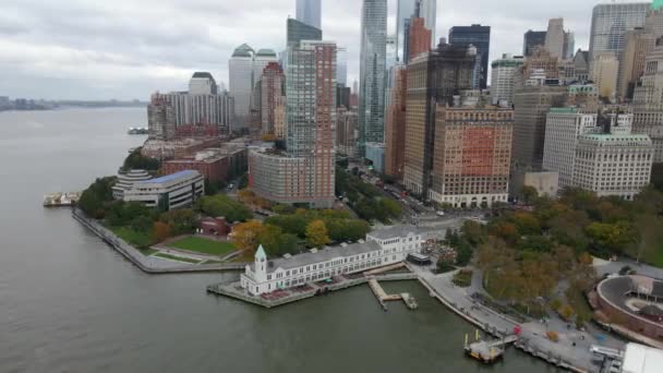 Letecký pohled kolem restaurovaného městského mola, v Battery parku, Manhattan, zataženo, podzimní den, v New Yorku - orbit, dron shot