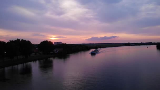 Céu Roxo Quente Por Sol Refletido Oude Maas Com Tanque — Vídeo de Stock