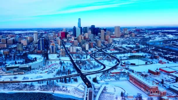 Winter Lucht Pan Uit Sneeuw Bedekt Edmonton City Omgekeerde Viaduct — Stockvideo