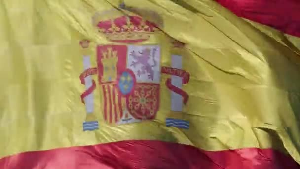 Gros Plan Drapeau Espagnol Agitant Dans Vent Avec Emblème Emblématique — Video