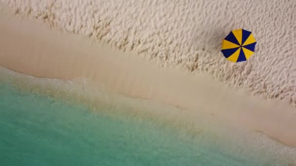 Guarda Sol Amarelo Azul Praia Branca Deserta Ilha Catalina República — Vídeo de Stock