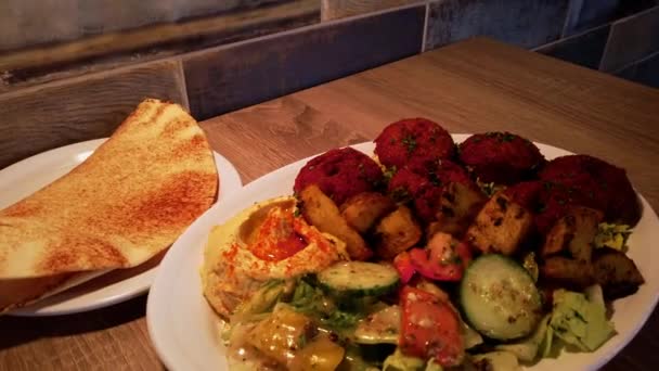 Traditionelle Arabische Platte Mit Falafel Hummus Griechischer Salat Knoblauchkartoffeln Gelbes — Stockvideo