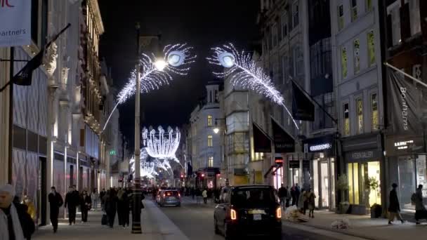 Bond Street Bekleed Met Spectaculaire Pauwenveren Geïnspireerd Led Kerstverlichting Als — Stockvideo