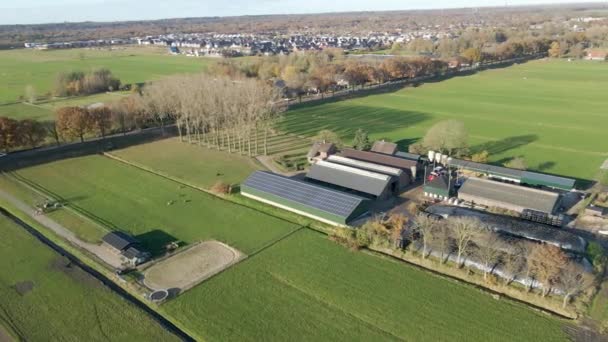 オランダ農村部の納屋の屋根の上に太陽光パネルを備えた農場の空中概要 — ストック動画