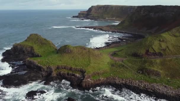 Luchtfoto Van Giant Causeway Een Zonnige Dag County Antrim Noord — Stockvideo