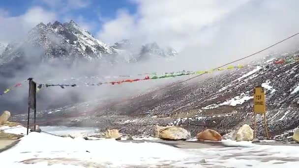 Neve Boné Montanha Com Céu Dramático Através Budismo Borrado Bandeiras — Vídeo de Stock