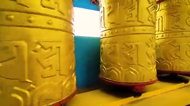 Monastère Bouddhiste Tourne Des Roues Prière Près Monastère Sous Angle — Video