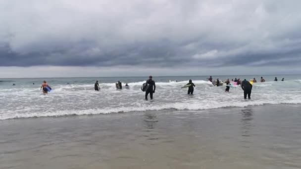 Uma Família Iniciantes Embarcadores Boogie Que Vão Para Frio Cornish — Vídeo de Stock