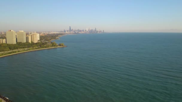 Aerial Shot Reveals Promontory Point Chicago Skyline Background — Stock Video
