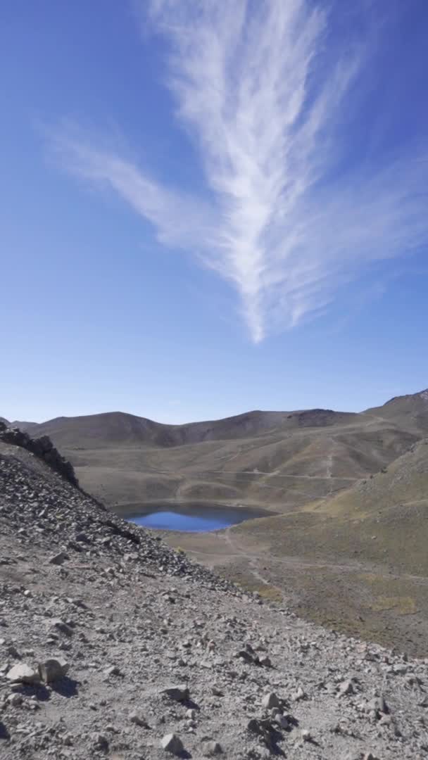 内瓦多 德托卢卡火山 火山口内有湖泊 — 图库视频影像