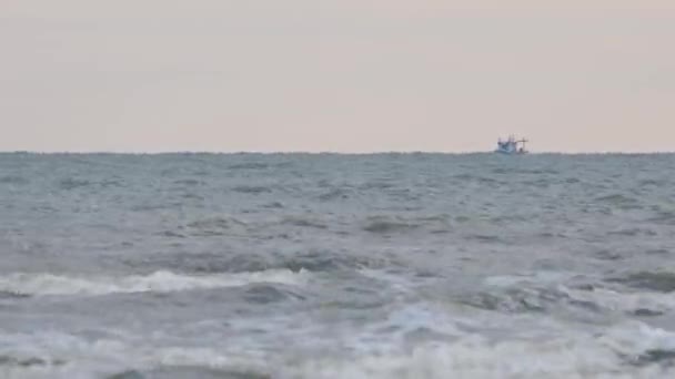 Barco Pesquero Tailandés Visto Horizonte Moviéndose Hacia Derecho Desaparecer Parque — Vídeo de stock