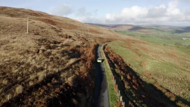秋のスコットランドの田舎の道路上の通過する車の眺め キンタイヤのモールと呼ばれる場所 — ストック動画