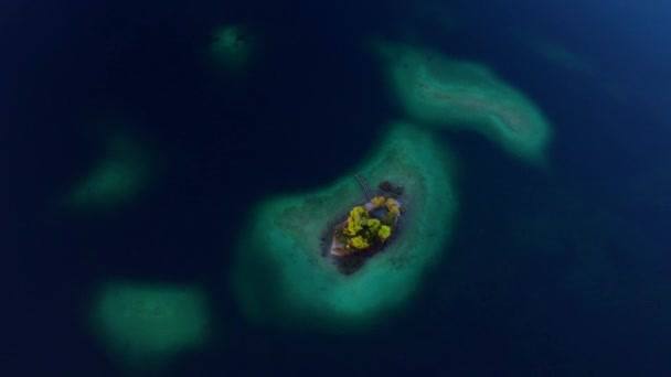 ドイツのバイエルン州アイビゼーにあるターコイズブルーの水に囲まれた島の一つからの空中風景 — ストック動画