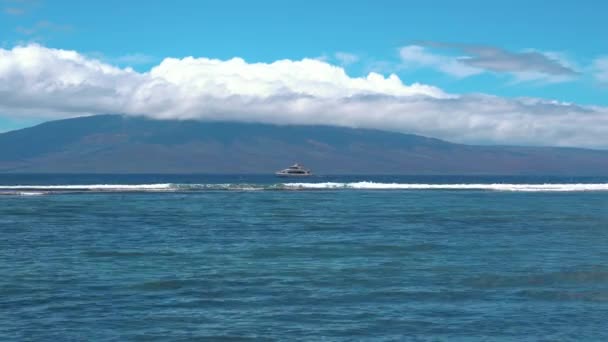 晴れた日と青空の間に太平洋上の豪華なヨットの広いショット 背景の山 マウイビーチからの眺め ハワイ — ストック動画
