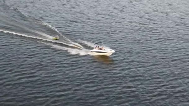 Motorcsónak Húzza Felfújható Hajó Nyáron Légi Drón Lövés — Stock videók