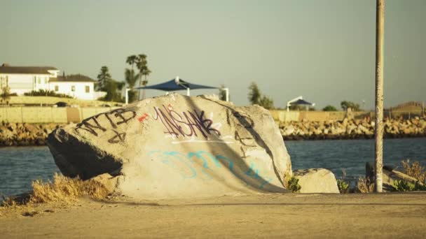 Los Angeles Kıyı Şeridindeki Beton Rampada Kaykayla Atlama Yapan Kişi — Stok video