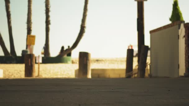 Парень Скейтер Делает Трюки Падает Прибрежной Зоне Лос Анджелеса — стоковое видео