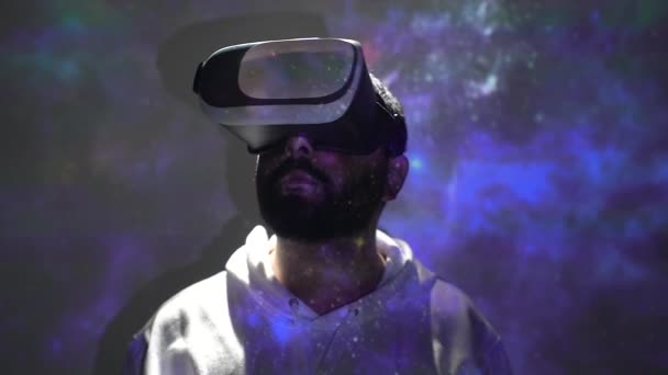 Conceito Realidade Virtual Metaverso Jovem Com Óculos Realidade Virtual Com — Vídeo de Stock
