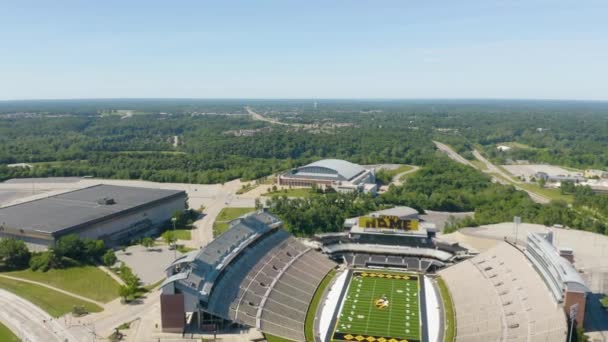 密苏里大学足球和篮球场在夏天 空中观看 — 图库视频影像