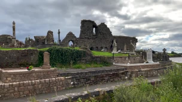 Panning Shot Van Oude Keltische Begraafplaats Ierland Tijdens Bewolkte Dag — Stockvideo