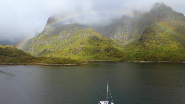 在挪威 一艘船在雾蒙蒙的高山前与彩虹相映成趣的空中景象 无人驾驶飞机射击 — 图库视频影像