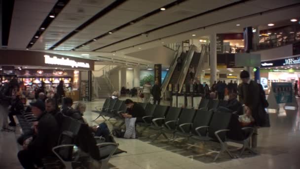 Des Gens Attendent Dans Hall Aéroport Escalator Plan Large — Video