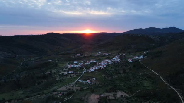 夕日の間に山の中の小さな美しい村を飛んでドローンビュー — ストック動画