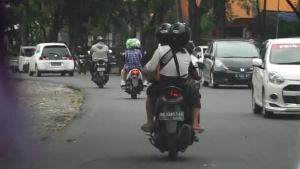 Indonesische Einheimische Fahren Roller Von Hinten Die Straße Hinunter Bali — Stockvideo