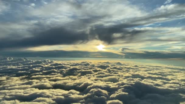 Sonnenaufgang Aus Einem Cockpit Mit Bewölktem Himmel Und Sonnenstrahlen — Stockvideo