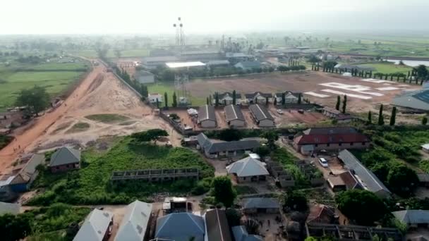 ナイジェリアのラクビで大規模な養鶏や給餌のためのナイジェリアのOlam農場の眺め 空飛ぶ — ストック動画
