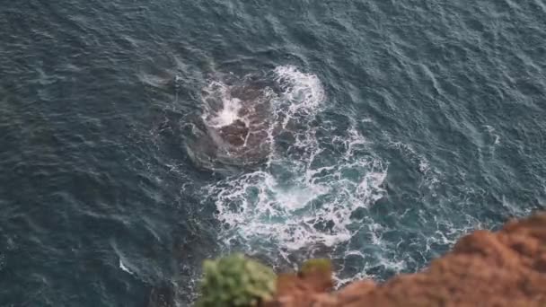 Widok Lotu Ptaka Fale Oceaniczne Przy Skalistym Klifie Wyspy Grimsey — Wideo stockowe