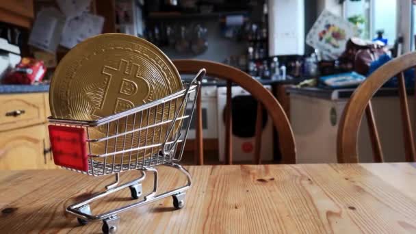 Altın Bitcoin Şifreleme Paraları Mutfak Masası Konseptindeki Küçük Alışveriş Vagonunda — Stok video