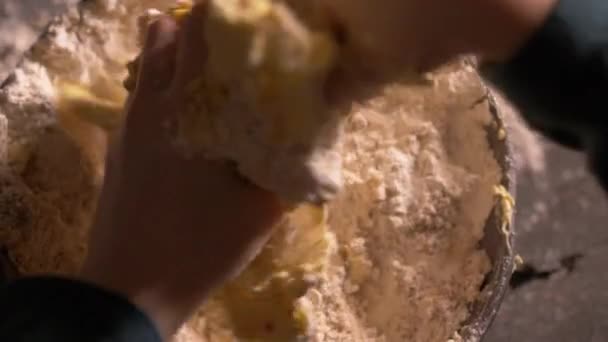 閉じます 小さな子供の手は ボウルにバターと小麦粉を混ぜます — ストック動画