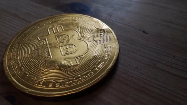 Envuelto Chocolate Oro Bitcoin Criptomoneda Concepto Moneda Mesa Cocina Madera — Vídeos de Stock