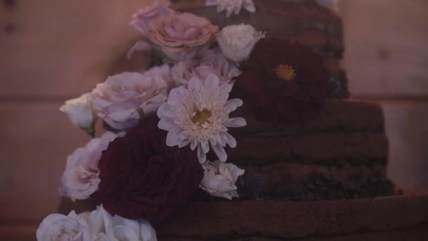 Tort Weselny Kwiatami Zdobiącymi — Wideo stockowe