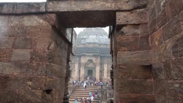 インドのオデッサで雨の日に考古学者によって修復作業が行われているコナーク日寺への最古の石門の一つから撮影されたカメラショット — ストック動画