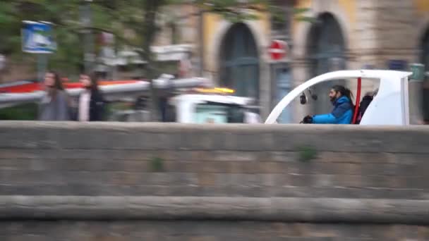 Fietstaxi Fietser Saone River Banks Lyon Frankrijk Tracking Shot — Stockvideo