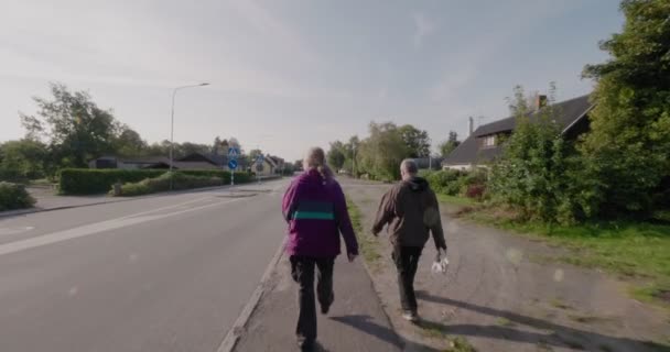 Pareja Ancianos Camina Juntos Pueblo Stra Vemmerlv Sur Suecia Sterlen — Vídeo de stock