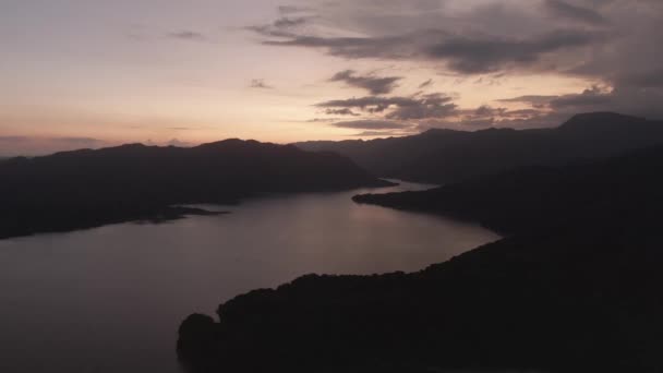 Gün Batımında Valdesia Gölü Barajı Dominik Cumhuriyeti Havadan Panoramik Görünüm — Stok video