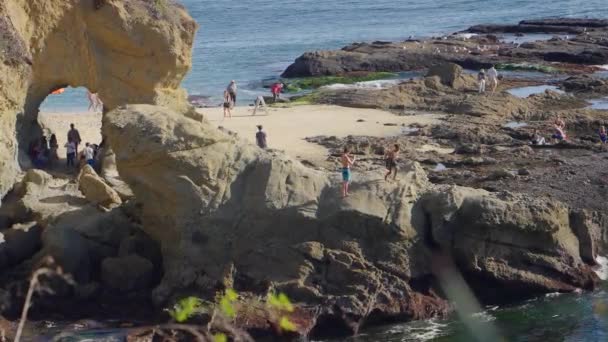 Chłopiec Skaczący Formacji Skalnej Przy Plaży Cave Laguna Beach Kalifornii — Wideo stockowe