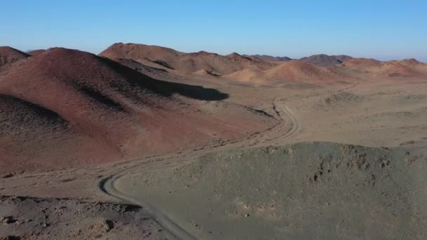 Drone Cinematográfico Tiro Uma Estrada Charyn Canyon Cazaquistão — Vídeo de Stock