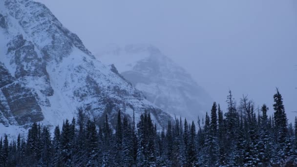 Dramática Luz Nocturna Las Montañas Durante Invierno — Vídeo de stock