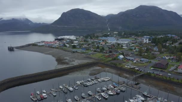 Drohnenaufnahme Des Dorfes Metlakatla Oberhalb Des Schönen Hafens Auf Annette — Stockvideo