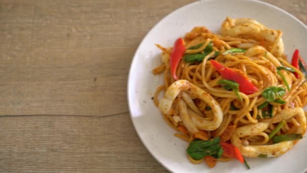 Gebratene Spaghetti Mit Gesalzenem Und Tintenfisch Fusion Food Style — Stockvideo