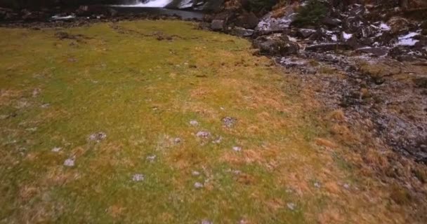 ノルウェーの秋の色で映画化された空中ドローン映像の中で 絵のように美しい滝が明らかになります — ストック動画
