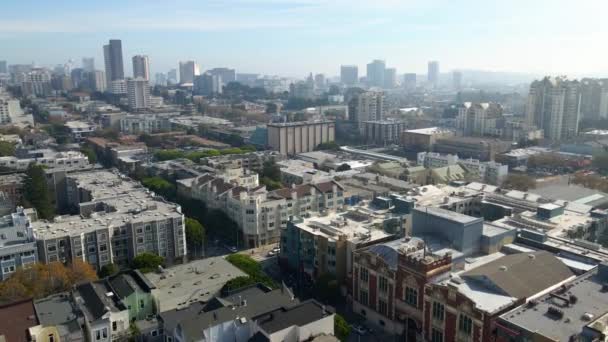 米国サンフランシスコのロウアー パシフィック ハイツ地区上空からの空中ドローンの眺め — ストック動画