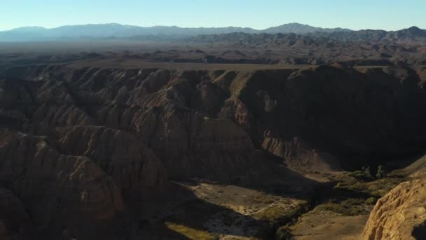 Langsam Aufdeckende Drohnenaufnahmen Von Felsigen Klippen Charyn Canyon Kasachstan — Stockvideo